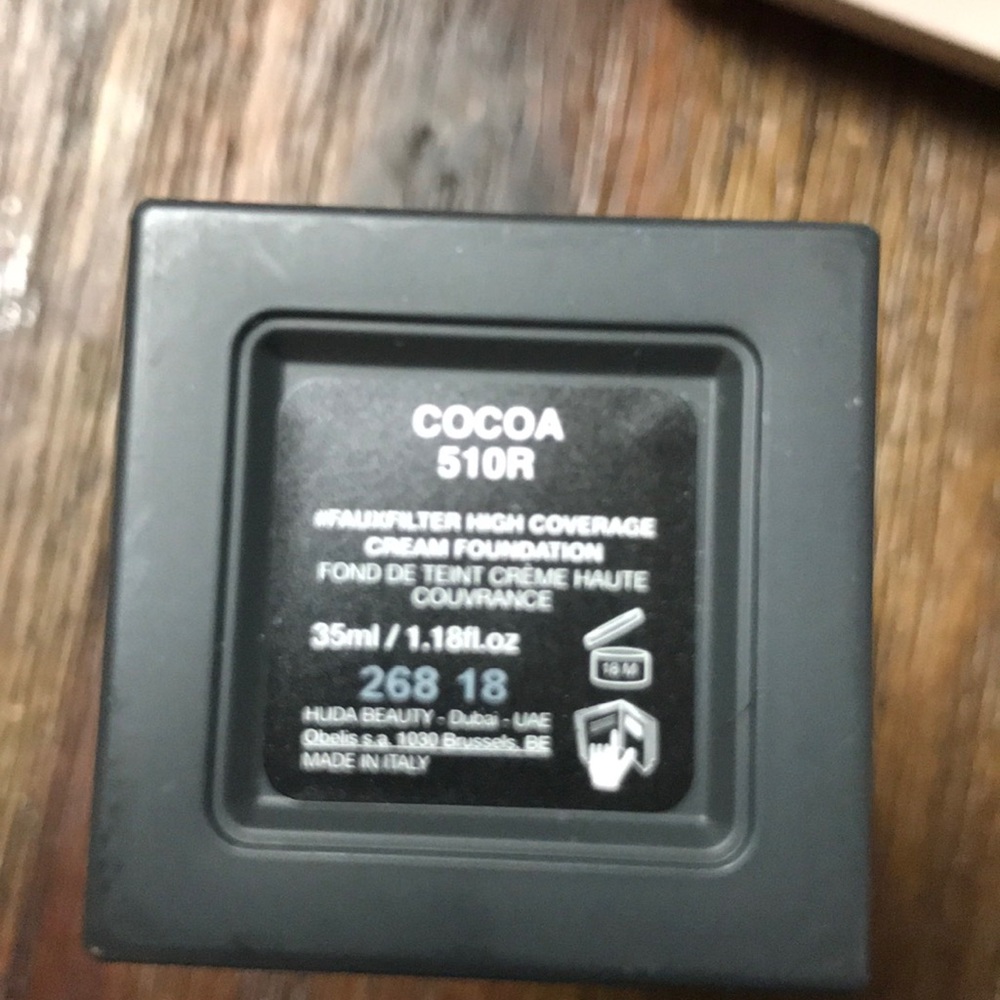 HUDA BEAUTY FauxFilter Foundation - Picture 2 of 2
